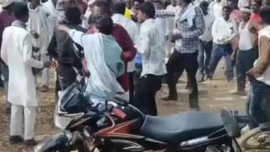 नरसिंहपुर: नरसिंहपुर : गरारू में बंशकार समाज की पगड़ी रसम कार्यक्रम में आपस में विवाद जमकर चले लात घुसे और बेल्ट