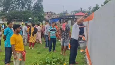 আলিপুরদুয়ার ২: শামুকতলা শক্তি নগর প্রাথমিক বিদ্যালয়ের সীমানা প্রাচীরের রং গেরুয়া করা হচ্ছে