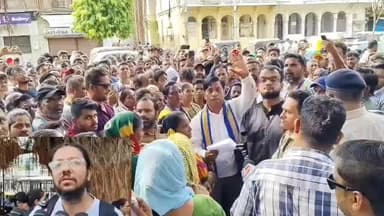 વડોદરા દક્ષિણ: લારી ગલ્લા ધારકોએ કોર્પોરેશન કચેરી માથે લીધી