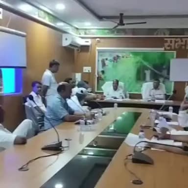 चनपटिया: चनपटिया नगर पंचायत की बैठक में जनसमस्याओं पर चर्चा, बाद में पार्षदों का हंगामा
चनपटिया नगर पंचायत