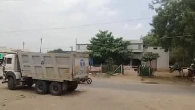 धर्माबाद: धर्माबाद शहरात विज वितरणच्या तारांची झाली दुरावस्था ; लोंबकळणाऱ्या विद्युत तारांमुळे वाहन धारक देखील होत आहेत त्रस्त