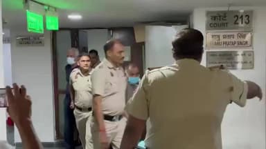 नजफगढ़: मालवीय नगर अग्निकांड में आरोपी केशव नेगी और लवकेश बजाज को दिल्ली की साकेत कोर्ट में पेश किया गया