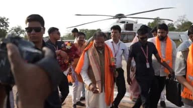 माननीय मुख्यमंत्री श्री विष्णुदेव साय जी ने अपने एक दिवसीय गरियाबंद प्रवास के दौरान जिला पंचायत परिसर में पीपल का पौधा रोपित कर पर्यावरण संरक्षण एवं संवर्धन का संदेश दिया।
इस अवसर पर उन्होंने जिला पंचायत सभाकक्ष में संभागीय अधिकारियों की बैठक लेकर विभिन्न विकास एवं जनकल्याणकारी योजनाओं की समीक्षा की तथा प्रशासनिक कार्यों के प्रभावी क्रियान्वयन हेतु आवश्यक दिशा-निर्देश प्रदान किए।
आइए, प्रकृति संरक्षण और सतत विकास के संकल्प को जन-जन तक पहुंचाएं।
#EkPedMaaKeNaam #VishnuDeoSai #EnvironmentProtection #Gariyaband #GoodGovernance