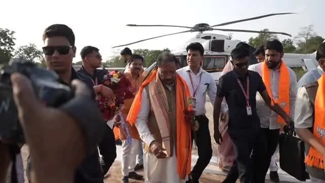 माननीय मुख्यमंत्री श्री विष्णुदेव साय जी ने अपने एक दिवसीय गरियाबंद प्रवास के दौरान जिला पंचायत परिसर में पीपल का पौधा रोपित कर पर्यावरण संरक्षण एवं संवर्धन का संदेश दिया।
इस अवसर पर उन्होंने जिला पंचायत सभाकक्ष में संभागीय अधिकारियों की बैठक लेकर विभिन्न विकास एवं जनकल्याणकारी योजनाओं की समीक्षा की तथा प्रशासनिक कार्यों के प्रभावी क्रियान्वयन हेतु आवश्यक दिशा-निर्देश प्रदान किए।
आइए, प्रकृति संरक्षण और सतत विकास के संकल्प को जन-जन तक पहुंचाएं।
#EkPedMaaKeNaam #VishnuDeoSai #EnvironmentProtection #Gariyaband #GoodGovernance