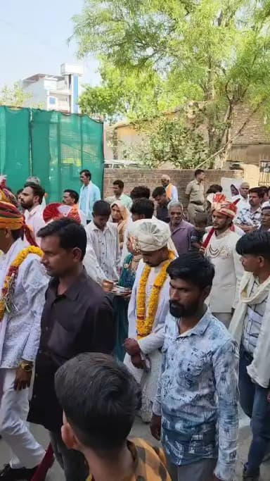 *आष्टा में 80 कन्याओं का सामूहिक विवाह:* दूल्हों की पैदल शोभायात्रा के बाद शादी; मानस भवन में मंत्रोच्चार के साथ संपन्न
