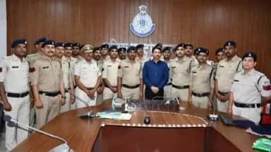 टीकमगढ़: कंट्रोल रूम: पुलिस अधीक्षक ने आरक्षकों को स्वयं रैंक लगाकर दी बधाई: पुलिस परिवार में खुशी का माहौल