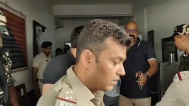 নকশালবাড়ি: নেপাল থেকে গ্রেপ্তার ‘ফলতার পুষ্পা’ জাহাঙ্গীর খান,পানিটাঙ্কি সীমান্ত দিয়ে ভারতে আনা হল; কলকাতায় নিয়ে যাওয়া হচ্ছে