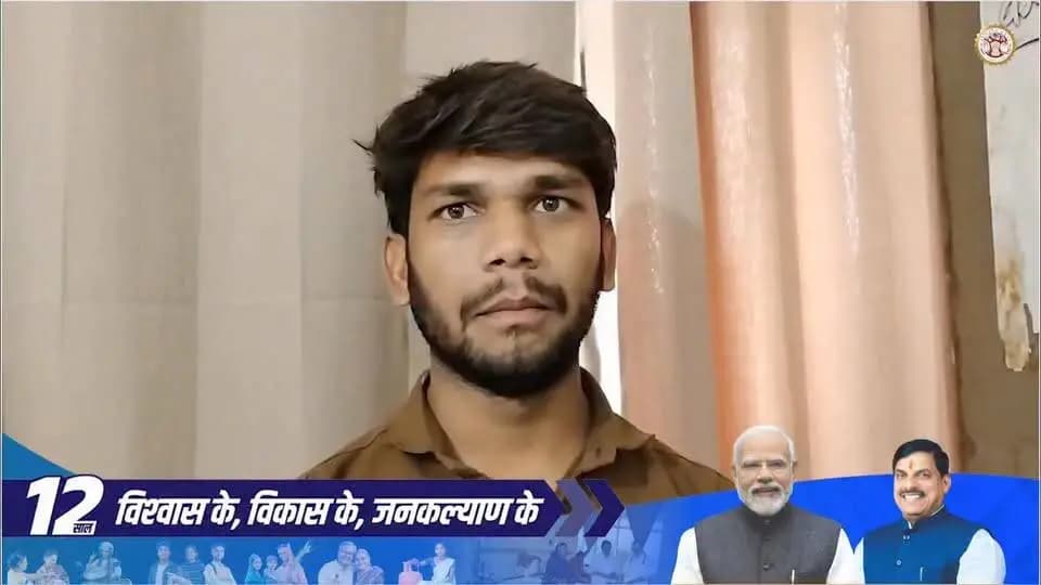 डिंडौरी के वार्ड क्रमांक 11 निवासी श्री कामता गौतम ने बताया कि प्रधानमंत्री गरीब कल्याण अन्न योजना से उनके परिवार को नियमित रूप से निःशुल्क राशन मिल रहा है। इससे परिवार की खाद्य सुरक्षा सुनिश्चित हुई है और आर्थिक बोझ भी कम हुआ है। उन्होंने इस जनकल्याणकारी योजना के लिए प्रधानमंत्री जी एवं मुख्यमंत्री डॉ. मोहन यादव जी का आभार व्यक्त किया।
#JansamparkMP #डिंडौरी
#12YearsOfGaribKalyan #PMGKAY #GaribKalyan ViksitBharat
