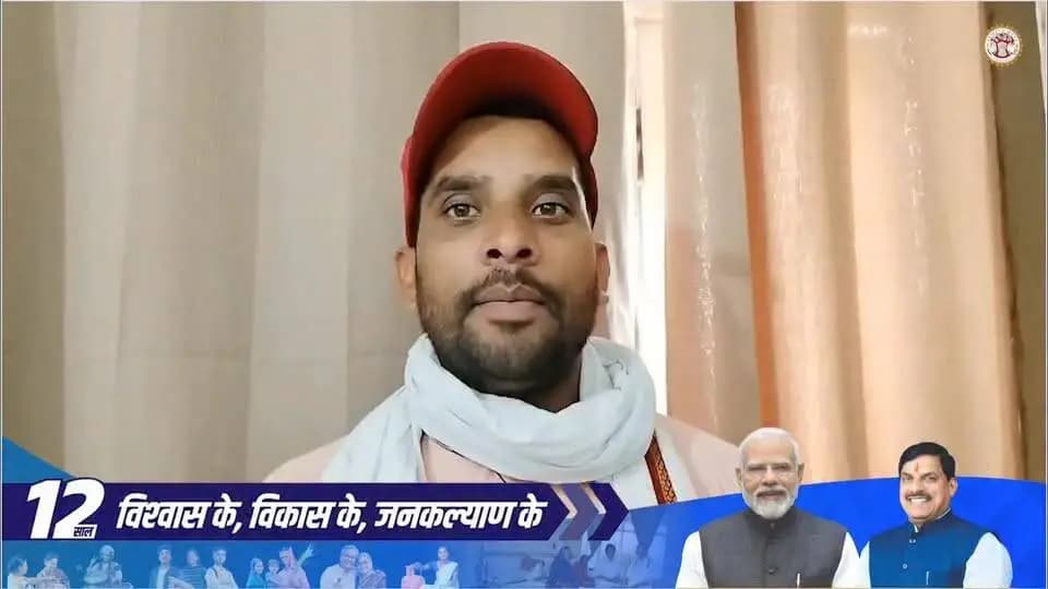 ग्राम मड़ियारस निवासी श्री शिव कुमार परमार कहते हैं कि प्रधानमंत्री गरीब कल्याण अन्न योजना से उनके परिवार को नियमित रूप से निःशुल्क राशन प्राप्त हो रहा है। इससे परिवार का खर्च कम हुआ है और खाद्य सुरक्षा सुनिश्चित हुई है। उन्होंने इस योजना के लिए प्रधानमंत्री जी एवं मुख्यमंत्री डॉ. मोहन यादव जी का आभार व्यक्त किया।
#JansamparkMP #डिंडौरी
#12YearsOfGaribKalyan #PMGKAY #GaribKalyan ViksitBharat