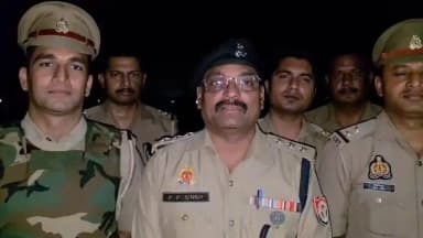 थाना जैत पुलिस द्वारा धार्मिक स्थलों पर छिनैती करने वाले 01 वांछित अभियुक्त को पुलिस मुठभेड में किया गिरफ्तार । घायल अभियुक्त के कब्जे से 01चैन (महिला से छीनी हुई) , 01 तमंचा .315 बोर ,02 जिन्दा कारतूस .315 बोर , 02 खोखा कारतूस .315 बोर व 01 मोटर साइकिल (बिना नम्बर प्लेट) बरामदगी के सम्बन्ध में #COSADAR_MTA द्वारा दी गई बाइट:-
@Uppolice
@adgzoneagra
@digrangeagra