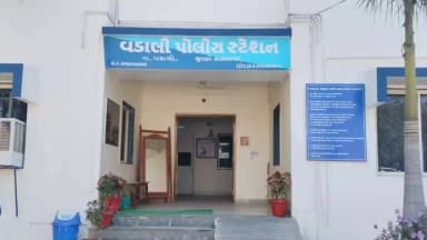 વડાલી: ત્રણ પોલીસ સ્ટેશનના ગુનાનો આરોપી ઝડપાયો: 10 મહિનાથી ફરાર રીઢો ગુનેગાર વડાલીના ધરોઈ ત્રણ રસ્તા પરથી પકડાયો