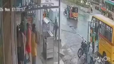 బాపట్ల: బాపట్ల లోని కంకటపాలెం లో ద్విచక్ర వాహనాన్ని ఆర్టీసీ బస్సు ఢీకొన్న సంఘటనపై సిసి ఫుటేజ్ వైరల్..దర్యాప్తు చేపట్టిన పోలీసులు