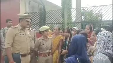 बिंदकी: चौडगरा कस्बे के शुक्ला नगर स्थित एक फूड फैक्ट्री के बाहर कर्मचारियों ने वेतन बढ़ाने की मांग को लेकर किया प्रदर्शन