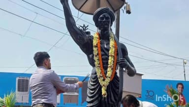 धनबाद/केंदुआडीह: बिरसा मुंडा के पुण्यतिथि के अवसर पर बैंक में स्थित आदमकद प्रतिमा पर उपायुक्त अधिकारियों ने दी श्रद्धांजलि