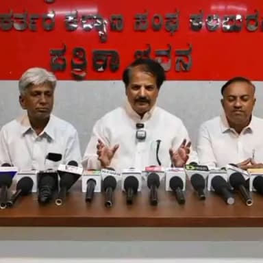 ಕಲಬುರಗಿ: ದುಬಾರಿ ಬೆಲೆಗೆ ರಸಗೊಬ್ಬರ ಮಾರಾಟ: ಕ್ರಮಕ್ಕೆ ಡಿಸಿಗೆ ಮನವಿ: ನಗರದಲ್ಲಿ ಶ್ರಮ ಜೀವಿಗಳ ವೇದಿಕೆ ಅಧ್ಯಕ್ಷ ಚಂದ್ರಶೇಖರ ಹಿರೇಮಠ