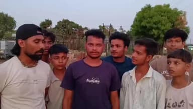 कालपी: इटौरा गुरु के खिलाड़ी खतरों से खेल रहे, खेल मैदान न होने के कारण हाईटेंशन लाइन के नीचे खेलने पर मजबूर गांव के युवा