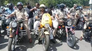 చిత్తూరు అర్బన్: చిత్తూరుఎస్పి తుషార్ డ్యూటీ ఆధ్వర్యంలో చిత్తూరు ఎమ్మెల్యే గురజాల జగన్మోహన్ కలసి హెల్మెట్ ధరించి మోటార్ సైకిల్ ర్యాలీ