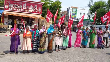 కనిగిరి: పట్టణంలో పెంచిన డీజిల్, పెట్రోల్, వంట గ్యాస్ ధరలను తగ్గించాలని కోరుతూ సిపిఐ, సిపిఎం పార్టీల ఆధ్వర్యంలో రాస్తారోకో