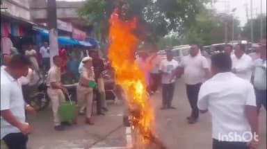 ধেমাজি: নগৰত ধেমাজিত জলসম্পদ বিভাগৰ প্ৰতিকৃতি দাহ উত্তাল প্ৰতিবাদ দুই জাতীয় সংগঠনৰ
