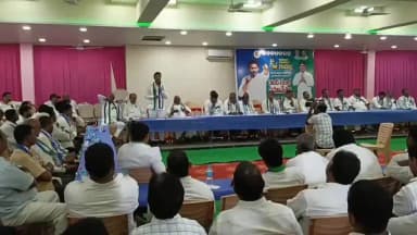 గిద్దలూరు: గిద్దలూరు పట్టణంలో వైసిపి ఇన్ ఛార్జ్ నాగార్జున రెడ్డి ఆధ్వర్యంలో రౌండ్ టేబుల్ సమావేశం, ప్రభుత్వంపై పలు విమర్శలు