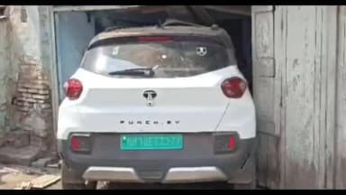 मिरज: टर्न घेताना चारचाकीचा ताबा सुटला; चारचाकी गाडी घुसली थेट घरात घराचे खूप मोठे नुकसान,,सुदैवाने जीवित हानी नाही.