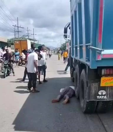ರಾಮನಗರ: ಲಾರಿಗೆ ಬೈಕ್ ಡಿಕ್ಕಿ ಲಾರಿಯ ಚಕ್ರಕ್ಕೆ ಸಿಲುಕಿ ಬೈಕ್ ಸವಾರ ಸಾವು, ಅಬ್ಬನಕುಪ್ಪೆ ಗ್ರಾಮದಲ್ಲಿ ಘಟನೆ