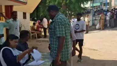 வேலூர்: வேலூர் நேதாஜி விளையாட்டு அரங்கில் மதுவிலக்கு மற்றும் கஞ்சா வழக்குகளை பறிமுதல் செய்யப்பட்ட வாகனங்கள் ஏலம்