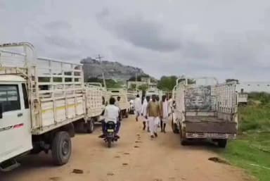 ಯಾದಗಿರಿ: ದನಸಂತೆಯಲ್ಲಿ ಬಡ ರೈತರಿಗೆ ಮೂಲ ಸೌಕರ್ಯ ಒದಗಿಸದ ಅಧಿಕಾರಿಗಳ ವಿರುದ್ಧ ನಗರದಲ್ಲಿ ರಸ್ತೆ ತಡೆ ಪ್ರತಿಭಟನೆ