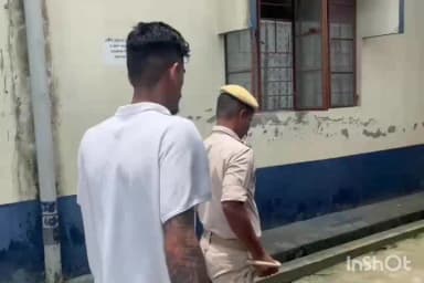 পূব ডিব্ৰুগড়: ঘোঁৰামৰা আৰক্ষীৰ অভিযানত উদ্ধাৰ চুৰি হোৱা প্ৰায় ৩ লাখ টকাৰ সোণৰ অলংকাৰ, অভিযুক্তক জেললৈ প্ৰেৰণ