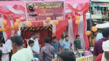 बड़े मंगलवार के शुभ अवसर पर बाबा लोकेश्वर नाथ मंदिर पर विशाल भंडारे का आयोजन किया गया श्रद्धालुओं में प्रसाद वितरित