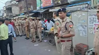 टूंडला: टूंडला नगर के सुभाष चौराहे पर एसएसपी ने किया पैदल मार्च, कई थानों का पुलिस फोर्स रहा तैनात