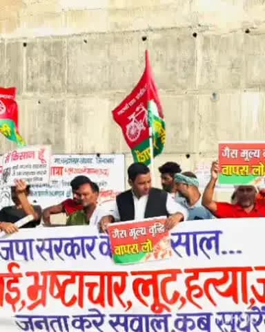 बरहज: बरहज में सपा ने केंद्र में भाजपा सरकार के 12 साल पूर्ण होने पर किया विरोध प्रदर्शन, कहा- महंगाई चरम पर