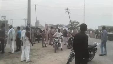 संभल: खिरनी चौकी पर मृतक के परिवार ने लगाया जाम, पुलिस पहुंची, नोएडा में मिला युवक का शव, परिवार ने हत्या का आरोप