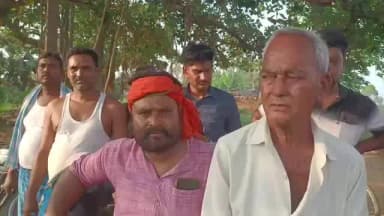 सतगावां: सतगावां ग्राम शिवपुर निरंकार बाबा स्थल पर घेराबंदी को लेकर विश्व हिन्दू परिसद के प्रखंड अध्यक्ष बब्लू सिंह ने आंदोलम कि