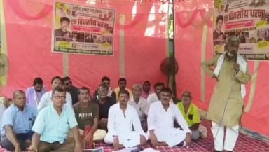 पुपरी: राष्ट्रीय जनता दल द्वारा सुरसंड प्रखंड कार्यालय पर महंगाई, बेरोजगारी आदि को लेकर दिया धरना