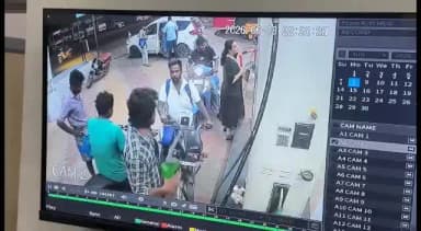 திருவள்ளூர்: திருவள்ளூரில் பெட்ரோல் பங்க் ஊழியரை இரண்டு பேர் தாக்கும் வீடியோ வைரல் ஆகி இணையத்தில் அதிகம் பகிரப்படுகிறது.