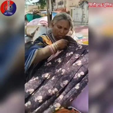 दिनांक 2/6/26 को गश्त के दौरान कीला रोड पर एक व्यक्ति ने रुकवा कर बताया कि यह महिला ढंग के कपडे नहीं पहन रखे है। धुप में कचरे के ढेर पर बैठी रहती है। आने जाने वालो को गाली गलोच करती है रात को घुमती रहती है। सुचना पर महिला से बात चीत की गई। नाम पता पुछना चाहा कोई संतोषप्रद जवाब नहीं दिया । गाली गलोच करने लगी। कीला रोड मैन पर्यटक रोड होने की वजह से आस पास के लोगो से पुछताछ की लोगो ने बताया कि ये महिला 8-9 साल से यही धुप में बैठी रहती है गाली गलोच करती है कचरा बीन कर रोड़ पर ढेर बनाकर बैठ रहती है। नाम पता महिला ने नहीं बताया ना ही किसी परिजन का पता चला। ये सुचना हमने नीता रायवाल आराध्या मनोशांति सेवा संस्थान की डायरेक्टर मोबाईल नं 8290127151 पर दी जिस पर नीता रायवाल ने अपना घर आश्रम कोटा से आशीष शर्मा मोबाईल नं 8949625561 को सुचीत किया । यहाँ से सांवरिया हॉस्पीटल से मनोचिकित्सक डाक्टर राजेश जी स्वामी व हितेन्द्र जी को सुचीत किया मौके पर आये और महिला को अपना घर आश्रम क�