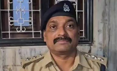 श्री बांके बिहारी मंदिर वृन्दावन के गेट संख्या 4 के पास निकास मार्ग पर आज एक अचानक हादसा हो गया। मंदिर से दर्शन कर लौट रहे श्रद्धालुओं के मार्ग पर स्थित सुधीर गोस्वामी जी के मकान का एक पुराना छज्जा अचानक नीचे गिर गया, जिसके मलबे की चपेट में आने से करीब 6 से 7 श्रद्धालु घायल हो गए हैं । पुलिस द्वारा घायलों को अस्पताल पहुंचाया है ।
बाइट:- #COSADAR_MTA
@Uppolice
@adgzoneagra
@digrangeagra