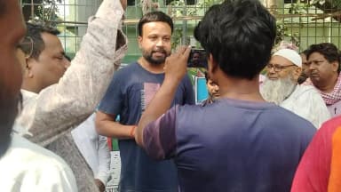 भभुआ सदर अस्पताल के पास नगर परिषद एक तरफ से अतिक्रमण चलाया गया आखिर गरुब आदमी जाए कहा हो कि दुकान और ठेले वालों