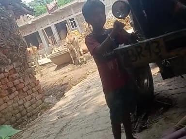 अभी आप देख रहे हैं कि यह गाड़ी में लड़का सॉन्ग गली-गली उसे कर रहा है एक तो प्रदीप यादव का लड़का है रंजीत यादव का