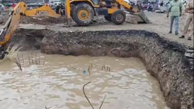 মাটিগাড়া: মাটিগাড়া খাপরেল মোড়ে নির্মীয়মান জাতীয় সড়কের খাদে পড়ে মৃত্যু হল এক বাইক চালকের