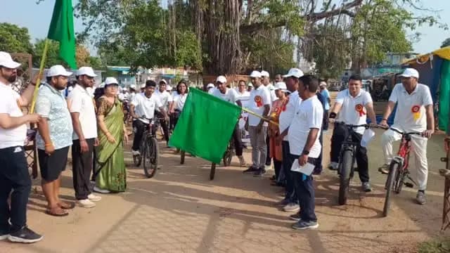 🚴♂️ विश्व साइकिल दिवस के अवसर पर गांधी मैदान, गरियाबंद में फिट इंडिया मूवमेंट के तहत साइकिल रैली का आयोजन किया गया। जनप्रतिनिधियों द्वारा हरी झंडी दिखाकर रैली को रवाना किया गया।
इस अवसर पर स्कूली बच्चों, खिलाड़ियों एवं नागरिकों ने उत्साहपूर्वक भाग लेकर स्वस्थ जीवनशैली, फिटनेस एवं पर्यावरण संरक्षण का संदेश दिया।
#WorldBicycleDay #FitIndiaMovement #Gariyaband #CyclingForHealth #FitIndia