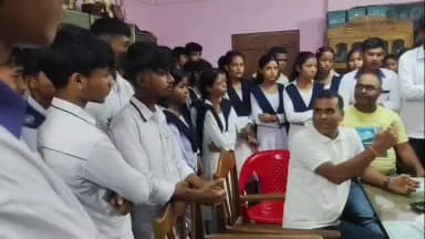 ময়নাগুড়ি: ‘তরুণের স্বপ্ন’-এর টাকা মেলেনি, প্রধান শিক্ষককে ঘিরে বিক্ষোভ খট্টিমারি স্কুলে