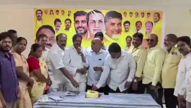 అనకాపల్లి: అనకాపల్లి టిడిపి కార్యాలయంలో సినీ హీరో, ఎమ్మెల్యే నందమూరి బాలకృష్ణ జన్మదిన వేడుకలు