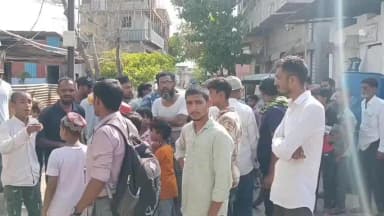 धुळे: बारा पत्थर परिसरातून भरदिवसा मोबाईल चोरीचा थरार! नागरिकांच्या पाठलागानंतर चोरट्यांचा दुचाकी आणि मोबाईल टाकून पोबारा