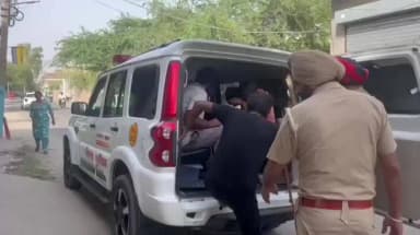 ਬਰਨਾਲਾ: ਛੱਜੂ ਰੋਸ਼ਨ ਦੇ ਕਾਰਖਾਨੇ ਨੇੜੇ ਪੁਲਿਸ ਨੇ ਕੀਤੀ ਅਚਨਚੇਤ ਰੇਡ ਕਈ ਜਾਣੇ ਕੀਤੇ ਰਾਉਂਡ ਅਪ ਕਈ ਲਾਵਾਰਸ ਵਹੀਕਲ ਕੀਤੇ ਜਪਤ