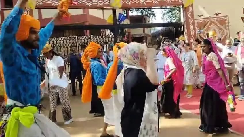 इंडोनेशियन रीना सुप्रिहाती इन्जोयिंग विथ ट्राइबल एट ग्रामीण हाट बाजार इंदौर।
#Indore #TribalCulture #RuralHaat #CulturalExchange #BRICS2026 #JansamparkMP #indore #इंदौर