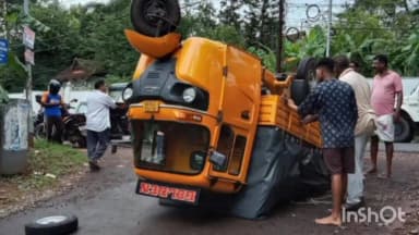 കോട്ടയം: പാക്കിൽകവല – പന്നിമറ്റം റോഡിൽ ഇല്ലിമൂട് കവലയിൽ ലോഡുമായി കയറ്റം കയറി വന്ന പിക്കപ്പ് ഓട്ടോ മറിഞ്ഞു