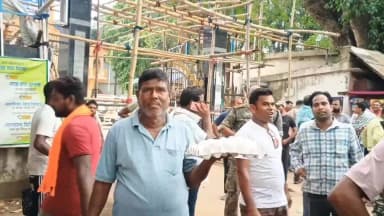 গোপীবল্লভপুর ১: গোপীবল্লভপুরে শুরু হল ডিম থ্যারাপি,ব্লক অফিসের সামনে পঞ্চায়েত সমিতির জনস্বাস্থ্য কর্মাধ্যক্ষ কে পেয়ে ছোঁড়া হল ডিম