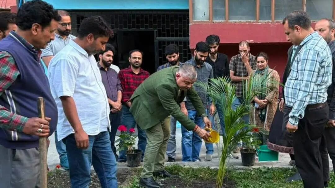 On MHA & ORGI initiative, the Directorate of Census Operations, J&K and Ladakh, held a #WorldEnvironmentDay drive. 🌱
The Director & CPCO Sh. Amit Sharma, IAS led the drive with JDCO Arun Kumar, ADCO Vijay Kumar, ARO Dr. Imtiyaz Malik, SIG-I Mohd Shafi Mir, and all staff members. https://t.co/AGPh0DIF8h